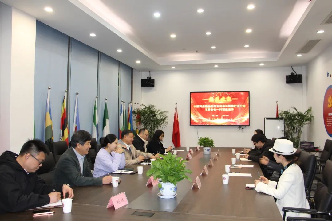 中國商聯(lián)商業(yè)店裝與展陳行業(yè)分會會長王躍一行到訪浙江工商大學(xué)創(chuàng)業(yè)園參觀交流、共促發(fā)展