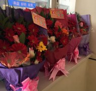 花送雷鋒手，情暖雷鋒心——“萬朵鮮花送雷鋒”活動(dòng)溫暖落幕